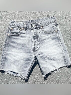 Levi’s Premium Reissue LEVIS 501 ‘93 cut-off denim shorts light-washed Size 29